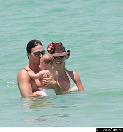 Бритни, Шон и Кевин купаются в океане82926_14lmxpi.jpg(Бритни Спирс, Britney Spears)