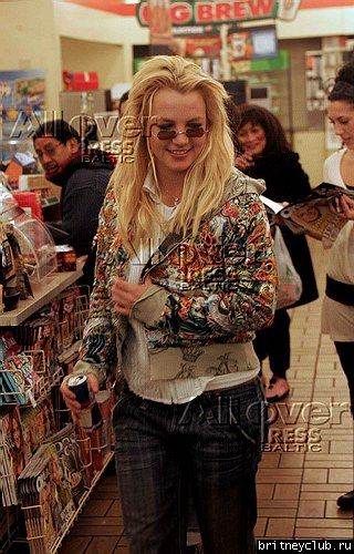 Бритни в магазине рассматривает журналы BSPEARSBREAKUP011807_09.jpg(Бритни Спирс, Britney Spears)