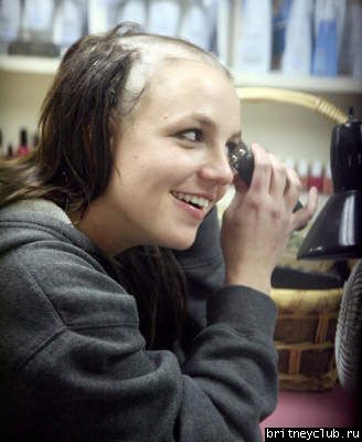 Бритни в салоне бреет себе волосыbritney-shavedhead014.jpg(Бритни Спирс, Britney Spears)