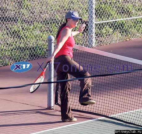 Бритни играет в теннис на территории клиникиBSpearsTennis031507_8.jpg(Бритни Спирс, Britney Spears)