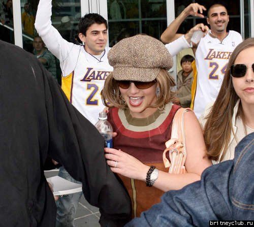 Бритни делает покупки в "Lisa Kline " перед игрой команды " Lakers"054.jpg(Бритни Спирс, Britney Spears)