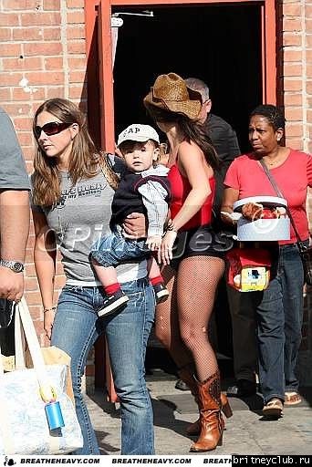 Бритни идет в студию Millennium с детьмиbritney-millennium17.jpg(Бритни Спирс, Britney Spears)