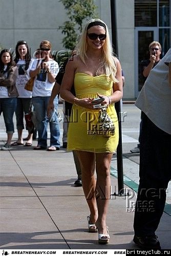 Бритни делает покупки в магазине Grovebritney-grove53.jpg(Бритни Спирс, Britney Spears)