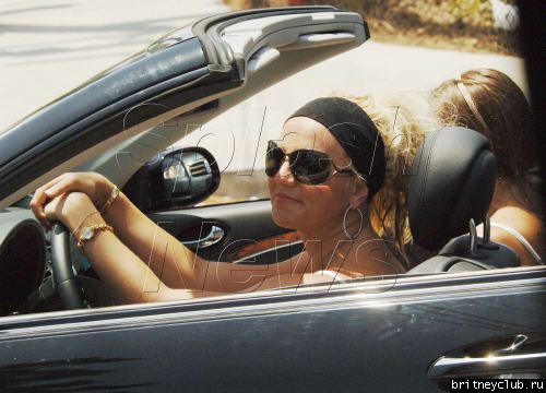 Бритни и Элли катаются на мерседесеbritney-driving01.jpg(Бритни Спирс, Britney Spears)