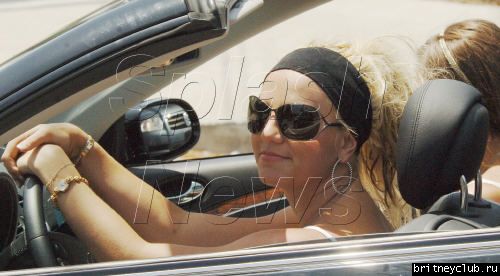 Бритни и Элли катаются на мерседесеbritney-driving02.jpg(Бритни Спирс, Britney Spears)