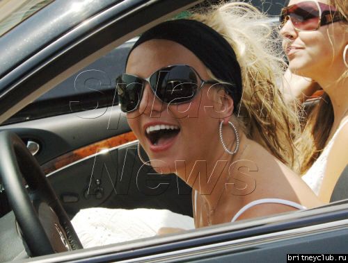 Бритни и Элли катаются на мерседесеbritney-driving15.jpg(Бритни Спирс, Britney Spears)