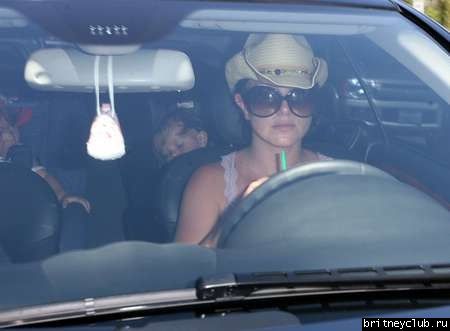 Бритни с детьми возвращается из Starbucks britney-starbucks01.jpg(Бритни Спирс, Britney Spears)