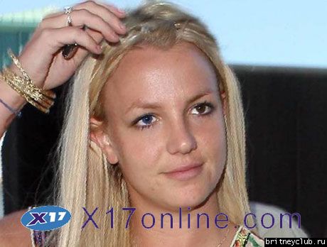 Бритни делает покубки в магазине Monacbritney-contacts01.jpg(Бритни Спирс, Britney Spears)