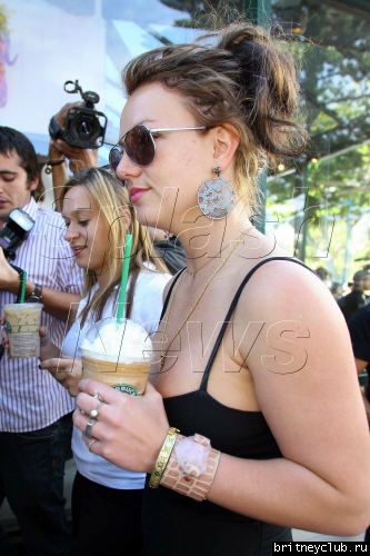 Бритни едет в Starbucks  и на бензоколонкуbritney-starbucks12.jpg(Бритни Спирс, Britney Spears)