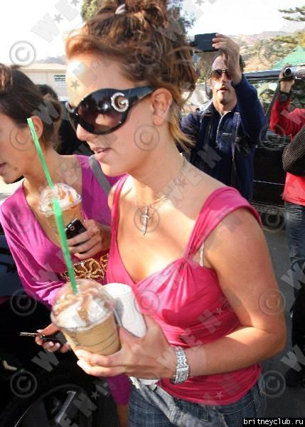 Бритни в Starbucks (16 октября 2007) 2586611.jpg(Бритни Спирс, Britney Spears)