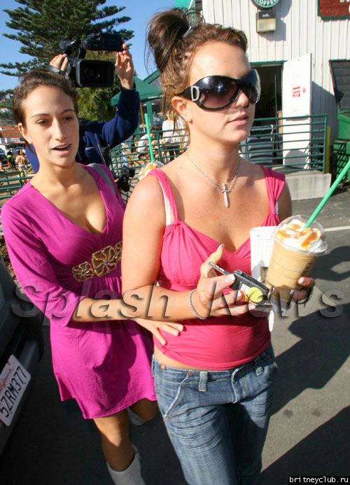 Бритни в Starbucks (16 октября 2007) splashnews_spl5725_004.jpg(Бритни Спирс, Britney Spears)