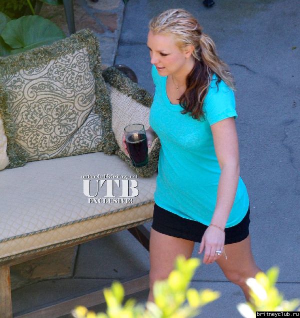 Бритни наводит чистоту в своем доме (13 ноября)11~524.jpg(Бритни Спирс, Britney Spears)