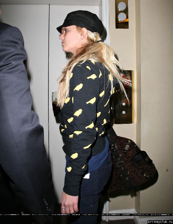 Бритни подезжает к отелю Four SeasonBM_FP_BRITNEY_HOTEL_09.jpg(Бритни Спирс, Britney Spears)