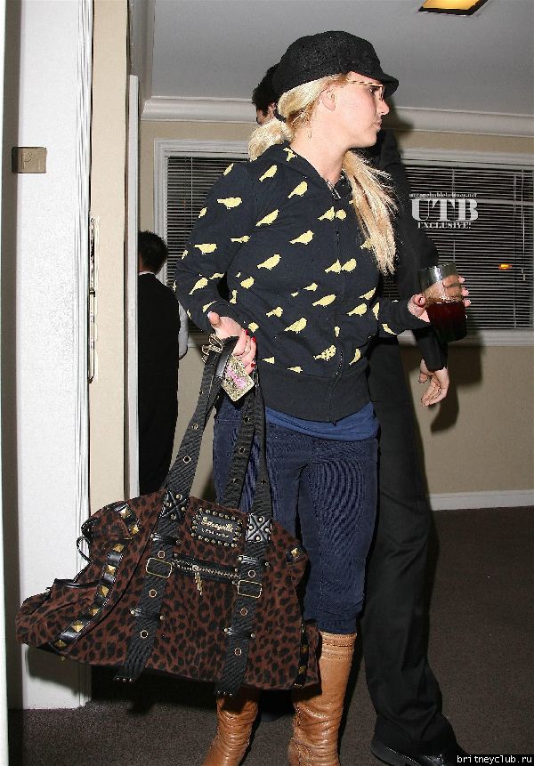 Бритни подезжает к отелю Four Seasonx15.JPG(Бритни Спирс, Britney Spears)
