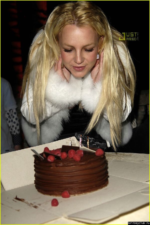 Бритни задувает свечи на тортеbritney-cake09.jpg(Бритни Спирс, Britney Spears)