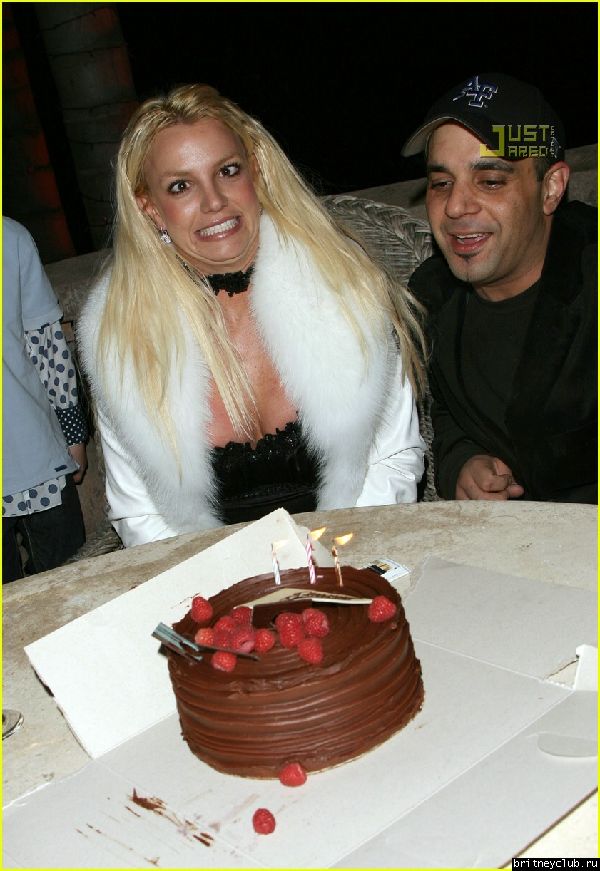 Бритни задувает свечи на тортеbritney-cake19.jpg(Бритни Спирс, Britney Spears)