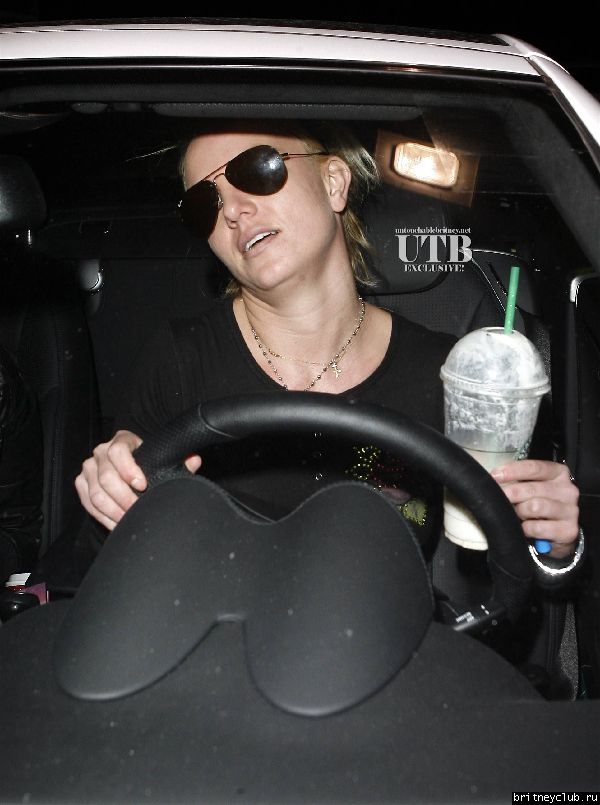 Бритни и Элли в Starbucks39~2.JPG(Бритни Спирс, Britney Spears)