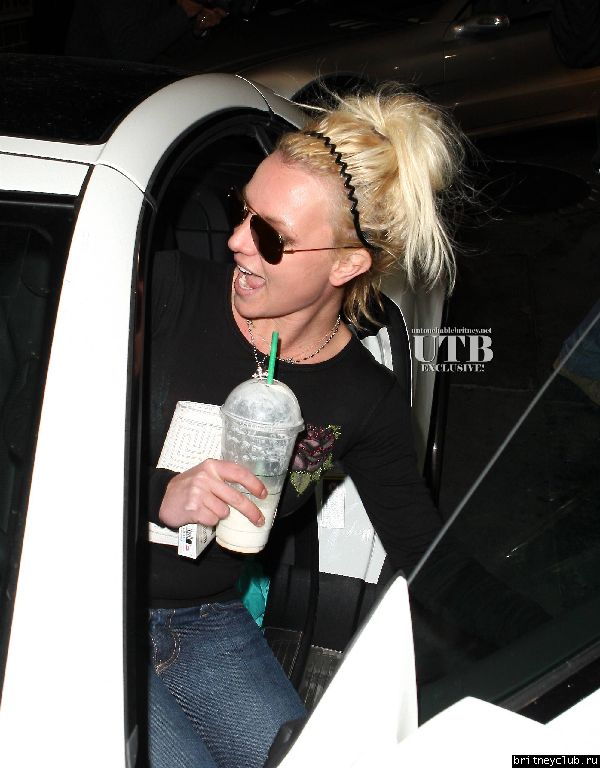 Бритни и Элли в Starbucks6~22.JPG(Бритни Спирс, Britney Spears)