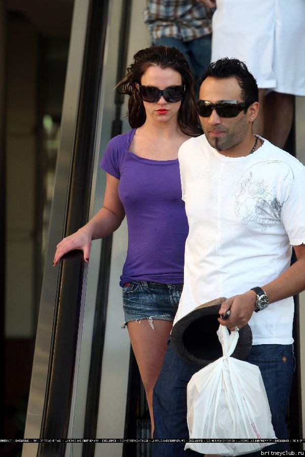 Бритни и Эднан на шоппинге в Rite Aid и Gaucho Grill24~262.jpg(Бритни Спирс, Britney Spears)