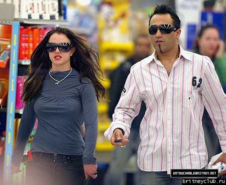 Бритни и Эднан на шоппинге в Rite Aid 3006965.jpg(Бритни Спирс, Britney Spears)