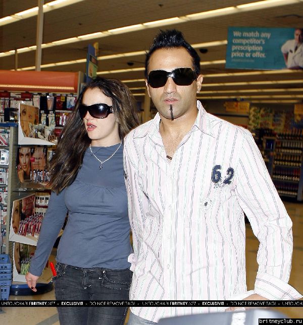 Бритни и Эднан на шоппинге в Rite Aid 4~366.jpg(Бритни Спирс, Britney Spears)