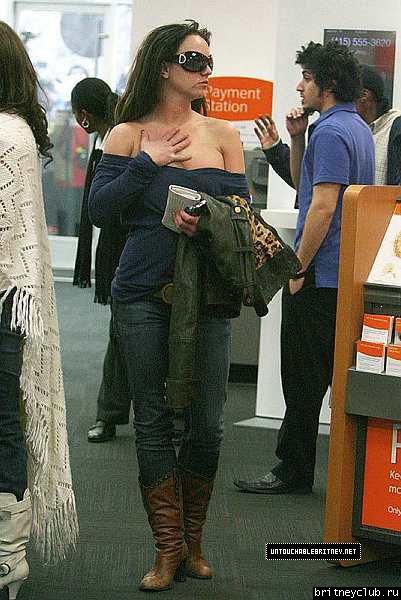 Бритни с помощницей на  шоппинге29~123.jpg(Бритни Спирс, Britney Spears)