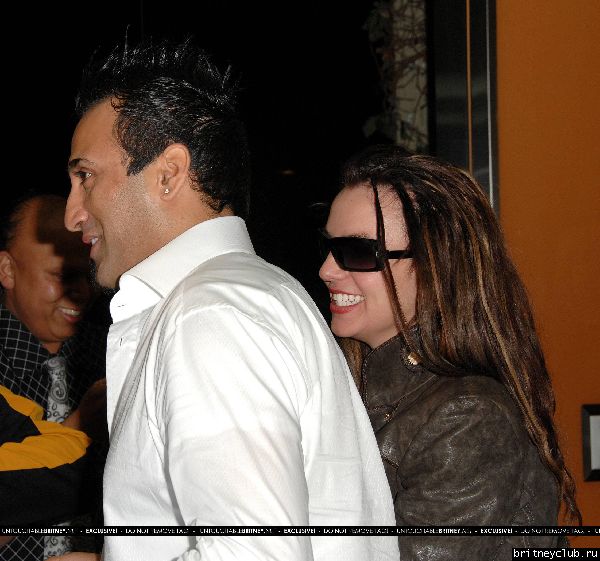 Бритни и Эднан в Таверне ТониJALBA060904_07~14.jpg(Бритни Спирс, Britney Spears)
