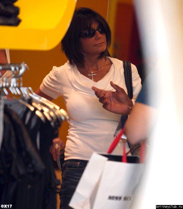 Бритни с матерью на шоппинге в Miss Sixty21.jpg(Бритни Спирс, Britney Spears)