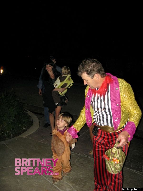 Бритни с детьми отмечают Halloweengallery_enlarged-britney-spears-halloween-trick-treat-sons-110408-03.jpg(Бритни Спирс, Britney Spears)