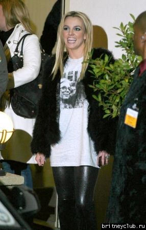 Бритни покидает студию шоу X-Factornormal_britney-spears-xfactor-11298-6.jpg(Бритни Спирс, Britney Spears)