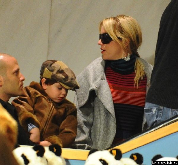 Бритни с детьми посетили магазин игрушекgallery_main-spl65197_001.jpg(Бритни Спирс, Britney Spears)