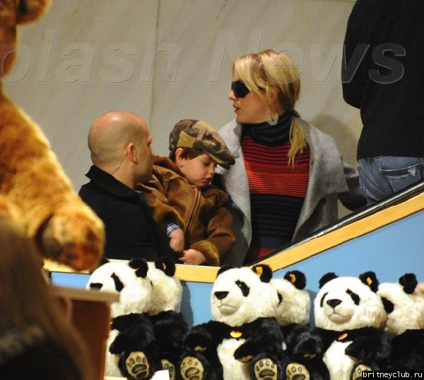 Бритни с детьми посетили магазин игрушекgallery_main-spl65197_003.jpg(Бритни Спирс, Britney Spears)