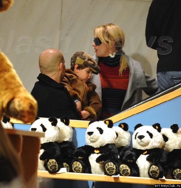 Бритни с детьми посетили магазин игрушекgallery_main-spl65197_004.jpg(Бритни Спирс, Britney Spears)
