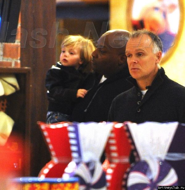 Бритни с детьми посетили магазин игрушекgallery_main-spl65197_011.jpg(Бритни Спирс, Britney Spears)