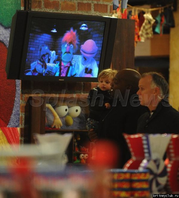 Бритни с детьми посетили магазин игрушекgallery_main-spl65197_012.jpg(Бритни Спирс, Britney Spears)