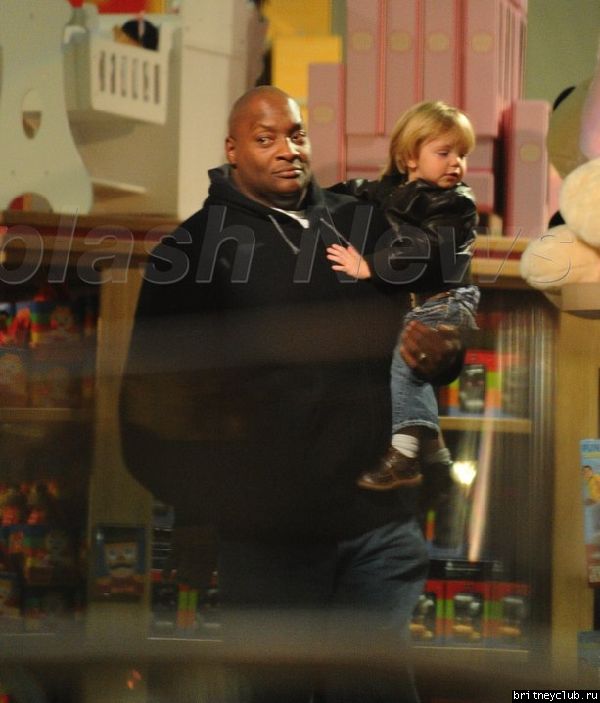 Бритни с детьми посетили магазин игрушекgallery_main-spl65197_014.jpg(Бритни Спирс, Britney Spears)