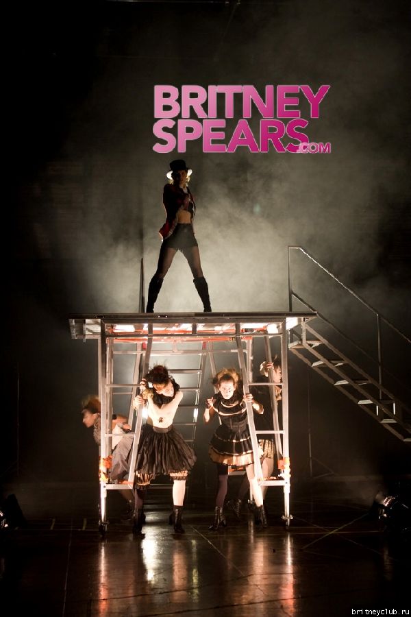 Танцевальная репетиция Бритни для тв-шоу Европыgallery_enlarged-britney-spears-promo-tour-rehearsal-pics-121008-01.jpg(Бритни Спирс, Britney Spears)