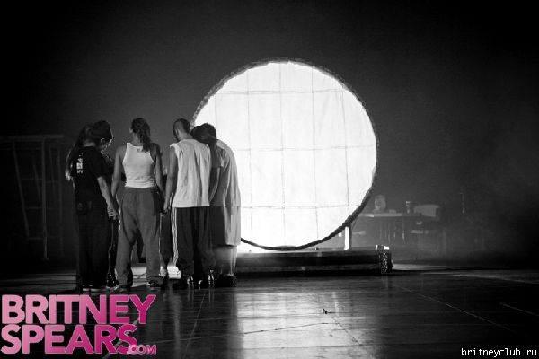 Танцевальная репетиция Бритни для тв-шоу Европыgallery_enlarged-britney-spears-promo-tour-rehearsal-pics-121008-08.jpg(Бритни Спирс, Britney Spears)