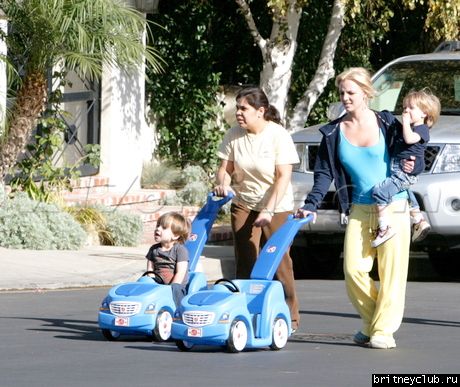 Бритни на прогулке с сыновьямиbspearskidsexclusive12_004.jpg(Бритни Спирс, Britney Spears)