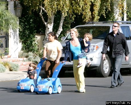 Бритни на прогулке с сыновьямиbspearskidsexclusive12_012.jpg(Бритни Спирс, Britney Spears)