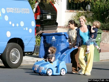 Бритни на прогулке с сыновьямиbspearskidsexclusive12_013.jpg(Бритни Спирс, Britney Spears)
