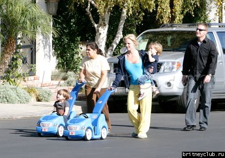Бритни на прогулке с сыновьямиbspearskidsexclusive12_014.jpg(Бритни Спирс, Britney Spears)
