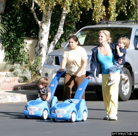 Бритни на прогулке с сыновьямиbspearskidsexclusive12_016.jpg(Бритни Спирс, Britney Spears)