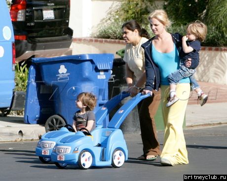 Бритни на прогулке с сыновьямиbspearskidsexclusive12_018.jpg(Бритни Спирс, Britney Spears)