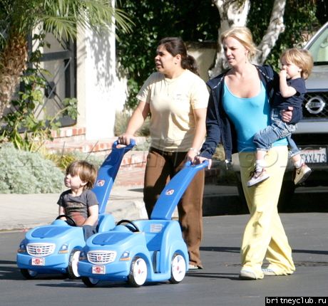 Бритни на прогулке с сыновьямиbspearskidsexclusive12_021.jpg(Бритни Спирс, Britney Spears)