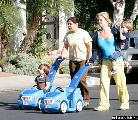 Бритни на прогулке с сыновьямиbspearskidsexclusive12_023.jpg(Бритни Спирс, Britney Spears)