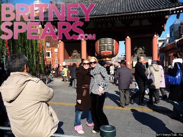 Бритни в Японииgallery_enlarged-britney-spears-assistant.jpg(Бритни Спирс, Britney Spears)