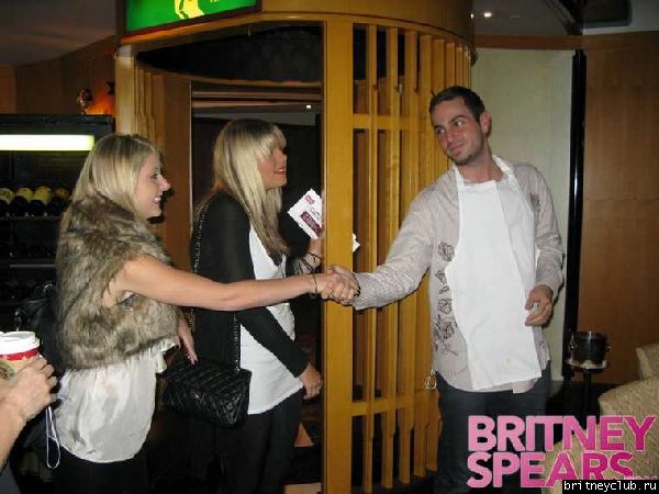 Австралийские фанатки встретились с Бритниgallery_enlarged-britney-spears-australian-fans-meet-2-122108.jpg(Бритни Спирс, Britney Spears)