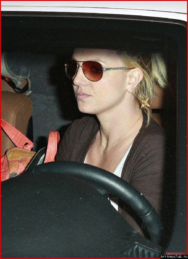 Бритни покидает танцевальную студию после встречи с кастинг-директорамиfp_1750837_britney_spears_hits_the_road_.jpg(Бритни Спирс, Britney Spears)