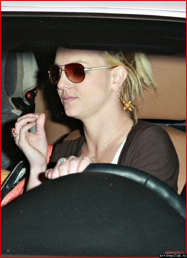 Бритни покидает танцевальную студию после встречи с кастинг-директорамиfp_1750853_britney_spears_hits_the_road_.jpg(Бритни Спирс, Britney Spears)